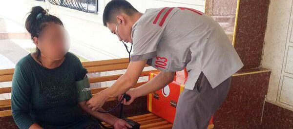 Нозимахон К. во время медицинского обследования - Sputnik Узбекистан