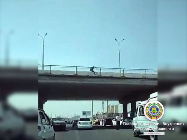 В Ташкенте спасли женщину, которая пыталась спрыгнуть с моста В Ташкенте спасли женщину, которая пыталась спрыгнуть с моста - Sputnik Узбекистан