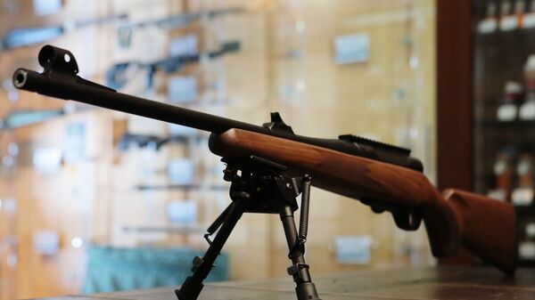 Охотничий карабин в оружейном магазине - Sputnik Узбекистан