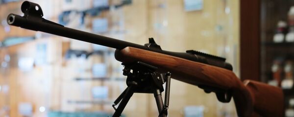 Охотничий карабин в оружейном магазине Охотничий карабин в оружейном магазине - Sputnik Узбекистан