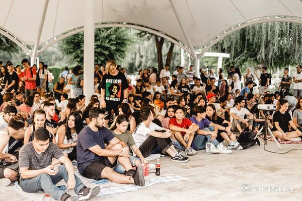 Атмосферный вечер: в Ташкенте прошел кинопоказ на воздухе - Sputnik Узбекистан