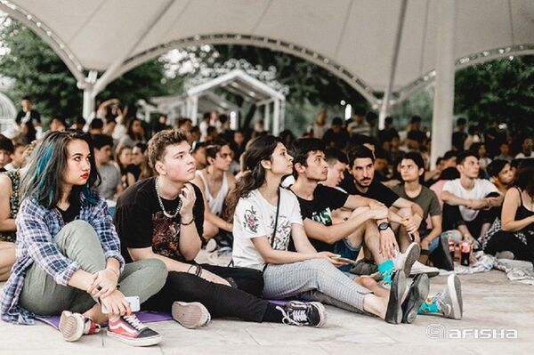 Атмосферный вечер: в Ташкенте прошел кинопоказ на воздухе - Sputnik Узбекистан