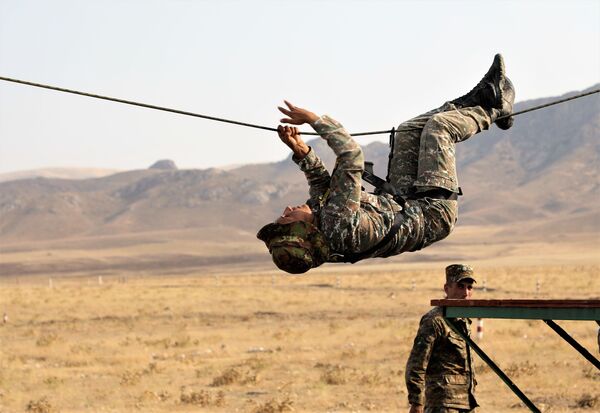 Машины, жара и девушки: команды готовятся к АрМИ-2019 в Узбекистане - Sputnik Узбекистан