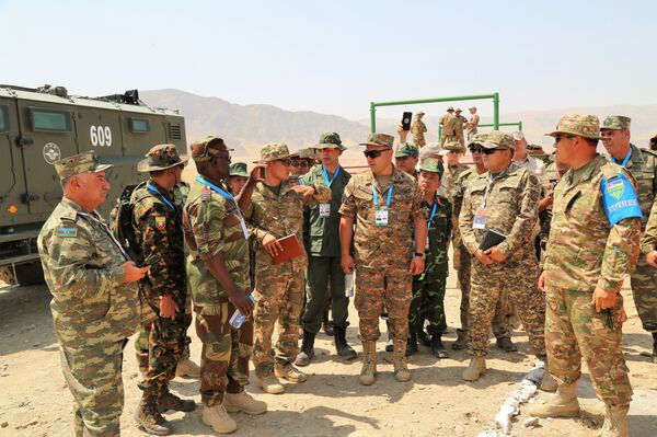 Машины, жара и девушки: команды готовятся к АрМИ-2019 в Узбекистане - Sputnik Узбекистан