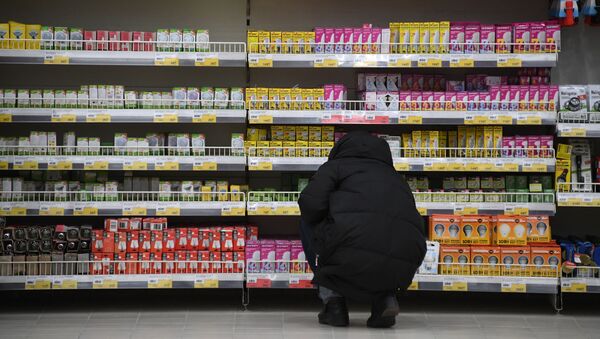 Покупатель в супермаркете - Sputnik Узбекистан