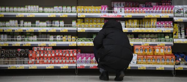 Покупатель в супермаркете - Sputnik Узбекистан