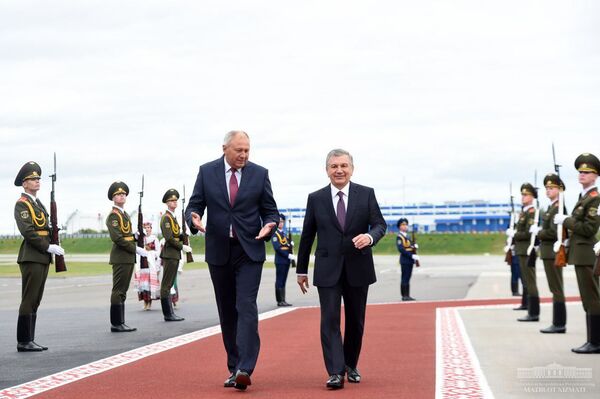 Мирзиёев прибыл в Беларусь с официальным визитом - Sputnik Узбекистан