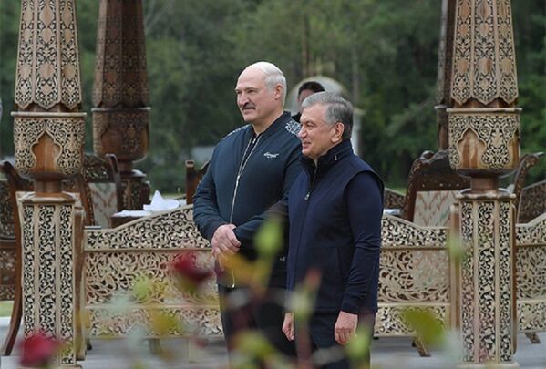 Александр Лукашенко и Шавкат Мирзиёев на фоне резной беседки в резиденции Заславль - Sputnik Узбекистан