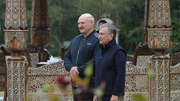 Александр Лукашенко и Шавкат Мирзиёев на фоне резной беседки в резиденции Заславль - Sputnik Ўзбекистон