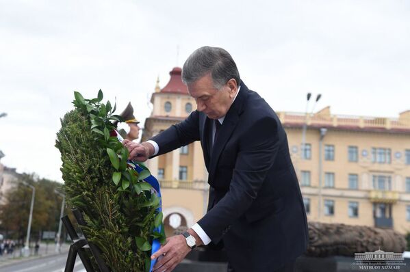 Шавкат Мирзиёев возложил цветы к монументу Победа в Минске - Sputnik Узбекистан