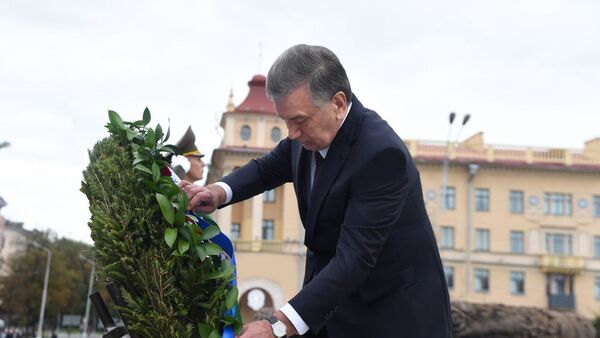 Шавкат Мирзиёев возложил цветы к монументу Победа в Минске - Sputnik Ўзбекистон
