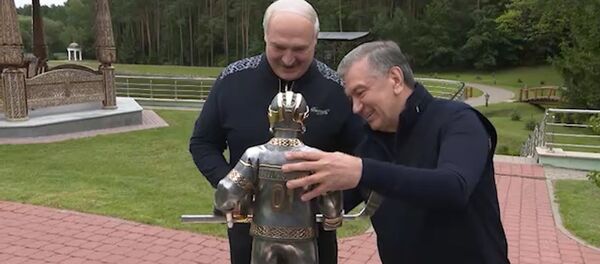 Мирзиёев подарил Лукашенко статую хоккеиста - Sputnik Узбекистан