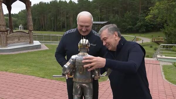 Мирзиёев подарил Лукашенко статую хоккеиста - Sputnik Узбекистан