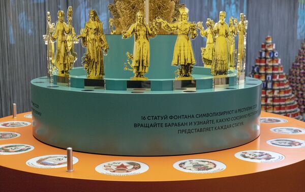 Экспонат Дружба народов в музее ВДНХ в Москве - Sputnik Узбекистан