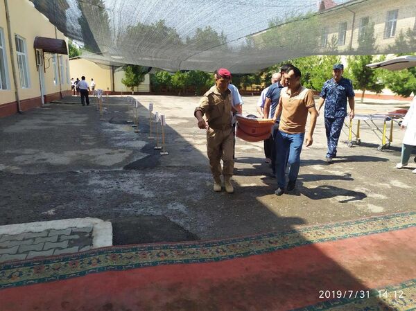 В Андижане абитуриентка сдавала экзамен прямо на больничной койке В Андижане абитуриентка сдавала экзамен прямо на больничной койке - Sputnik Узбекистан