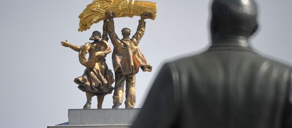 Статуя тракториста и колхозницы на арке главного входа на ВДНХ в Москве Статуя тракториста и колхозницы на арке главного входа на ВДНХ в Москве - Sputnik Узбекистан