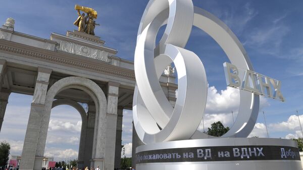 Арт объект, посвященный 80-летию ВДНХа напротив арки главного входа на ВДНХ в Москве - Sputnik Узбекистан