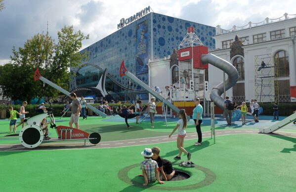 Детская площадка около Центра океанографии и морской биологии Москвариум на ВДНХ в Москве - Sputnik Узбекистан