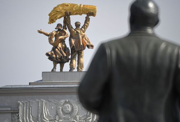 Статуя тракториста и колхозницы на арке главного входа на ВДНХ в Москве - Sputnik Узбекистан