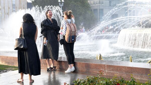 Девушки фотографируются у фонтанов Центральной аллеи ВДНХ в Москве - Sputnik Узбекистан