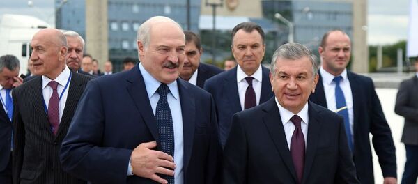 Президент Шавкат Мирзиёев в сопровождении Президента Александра Лукашенко посетил открывшуюся в Минске Национальную промышленную выставку Узбекистана. Президент Шавкат Мирзиёев в сопровождении Президента Александра Лукашенко посетил открывшуюся в Минске Национальную промышленную выставку Узбекистана. - Sputnik Ўзбекистон