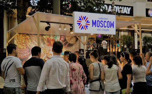 За московским мороженым стояла огромная очередь - Sputnik Узбекистан