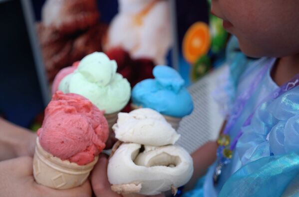 Люди с семьями сегодня спешили на фестиваль, чтобы попробовать новые вкусы мороженого  - Sputnik Узбекистан