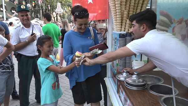 Ловкость рук и хорошее настроение: трюки мороженщика в Ташкенте - Sputnik Узбекистан
