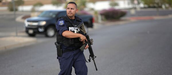 Полицейский на месте стрельбы в штате Техас  - Sputnik Узбекистан