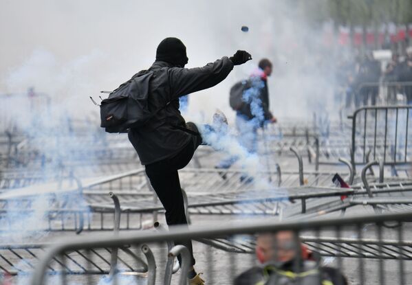 Участник беспорядков на Елисейских полях в Париже - Sputnik Узбекистан