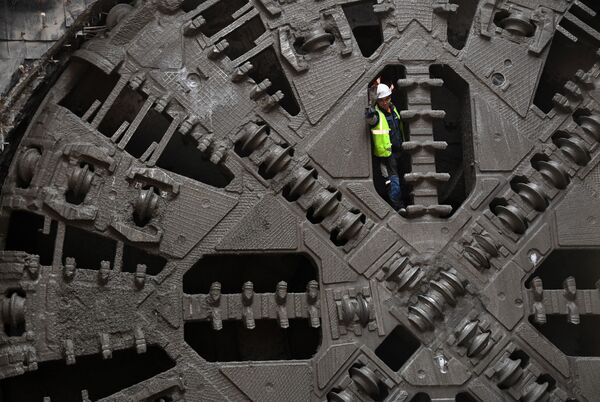 Рабочий на тоннелепроходческом щите во время строительства станции метро Нижегородская в Москве - Sputnik Узбекистан