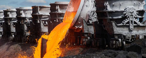 Слив шлака на территории цеха шлакопереработки Череповецкого металлургического комбината - Sputnik Узбекистан