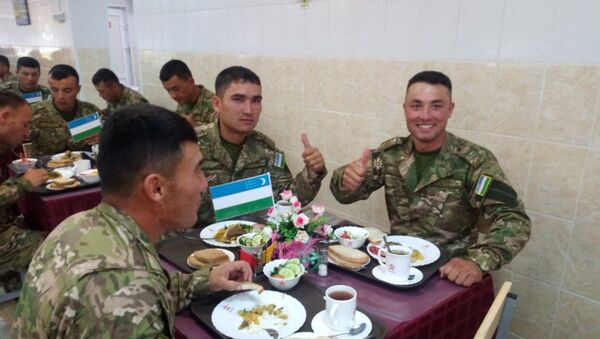 Военные из Узбекистана накормили пловом участников конкурса Рембат - Sputnik Узбекистан