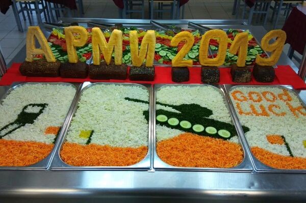 Военные из Узбекистана накормили пловом участников конкурса Рембат Военные из Узбекистана накормили пловом участников конкурса Рембат - Sputnik Узбекистан