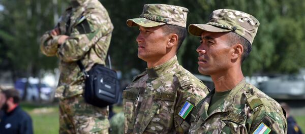 Военнослужащие команды армии Узбекистана во время подготовки к международным соревнованиям Танковый биатлон-2019 на подмосковном полигоне Алабино.  Военнослужащие команды армии Узбекистана во время подготовки к международным соревнованиям Танковый биатлон-2019 на подмосковном полигоне Алабино.  - Sputnik Ўзбекистон