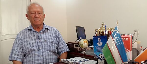 Футбольный тренер Владимира Сабирова и Равиля Агишева Ибрагим Шарипов Футбольный тренер Владимира Сабирова и Равиля Агишева Ибрагим Шарипов - Sputnik Узбекистан