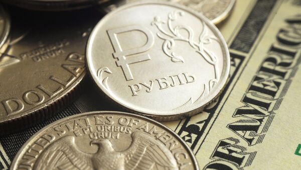 Монеты США и монета номиналом один рубль на банкноте один доллар США - Sputnik Узбекистан