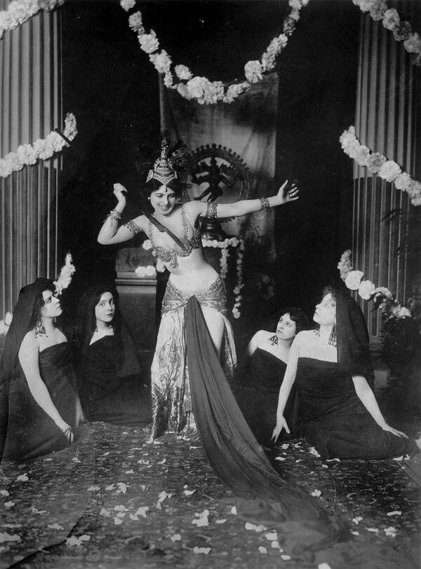 Выступление танцовщицы Маты Хари, 1905 год - Sputnik Узбекистан