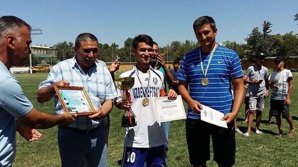 Капитан и тренер юниорской команды Бухоро на церемонии награждения - Sputnik Узбекистан