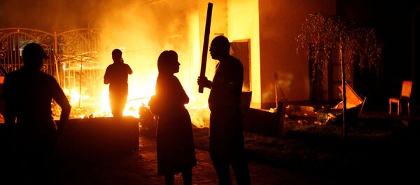 Storonniki bivshego prezidenta Kirgizii Almazbeka Atambayeva u yego doma vo vremya spetsoperatsii v sele Koy-Tash  - Sputnik O‘zbekiston