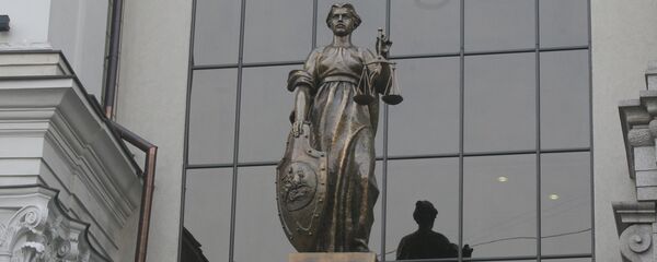 Статуя Фемиды на фасаде здания Верховного суда РФ в Москве Статуя Фемиды на фасаде здания Верховного суда РФ в Москве - Sputnik Узбекистан