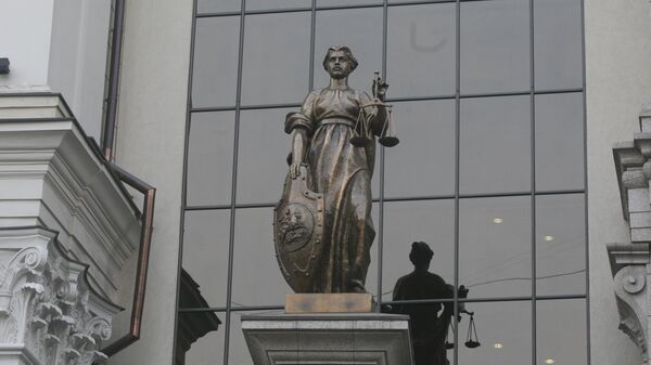 Статуя Фемиды на фасаде здания верховного суда РФ в Москве - Sputnik Узбекистан