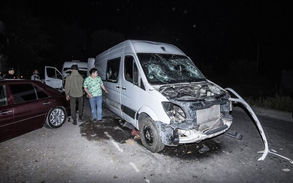 Разбитый автомобиль неподалеку от резиденции экс-президента Киргизии Алмазбека Атамбаева в селе Кой-Таш, где прошла спецоперация по его задержанию - Sputnik Ўзбекистон