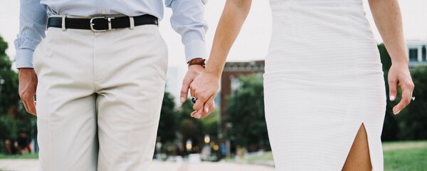 Мужчина и женщина держат друг друга за руку Мужчина и женщина держат друг друга за руку - Sputnik Ўзбекистон