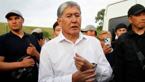 Бывший президент Кыргызстана Алмазбек Атамбаев и его сторонники присутствуют на встрече с журналистами в селе Кой-Таш близ Бишкека. - Sputnik Ўзбекистон