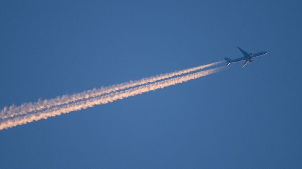 Самолет  в небе - Sputnik Узбекистан