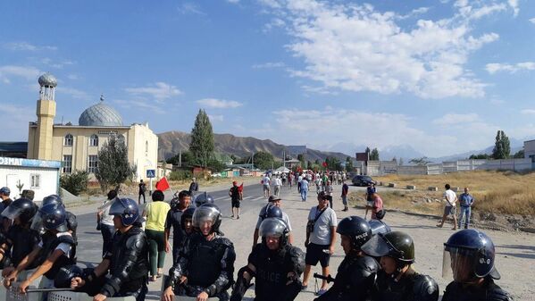 Полиция и местные жители в селе Кой-Таш, где сторонники Алмазбека Атамбаева отбили попытку спецназа ГКНБ задержать бывшего президента - Sputnik Узбекистан