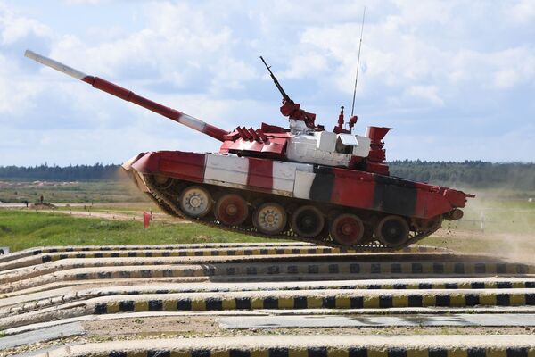 “Tank biatloni”da Rossiya armiyasining T-80  tankida ayollar ekipaji. - Sputnik O‘zbekiston