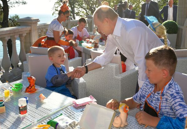 Президент РФ Владимир Путин во время встречи с детьми семей, пострадавших от наводнения в Иркутской области в Сочи - Sputnik Узбекистан