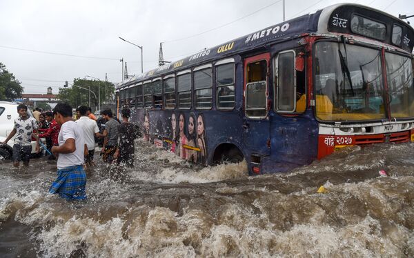 Автобус на затопленной после сильных дождей улице в Мумбаи - Sputnik Узбекистан